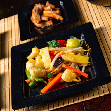 Tavadan kızarmış sebze ve bol yağda kızartılmış et.