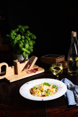 Gorgonzola soslu ve jambonlu Tagliatelle..