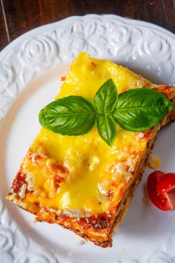 Bolonez ve beşamel soslu lezzetli lazanya.