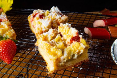 Çilekli raventli kek ve şekerleme.