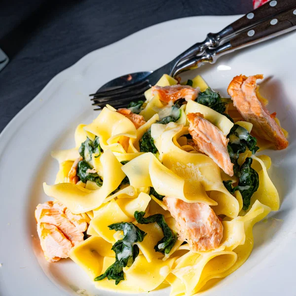 Tagliatelle Met Zalm Spinazie Een Roomsaus — Stockfoto