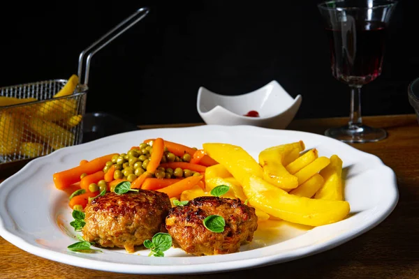 Albóndigas Caseras Con Papas Fritas Verduras —  Fotos de Stock