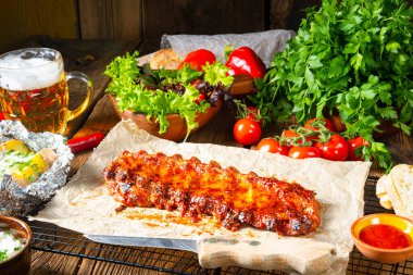 Baharatlı pirzola, fırında patates ve ekşi krema