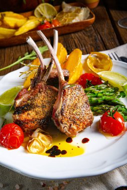 Yeşil kuşkonmaz ve limonla marine edilmiş kuzu pirzolası.