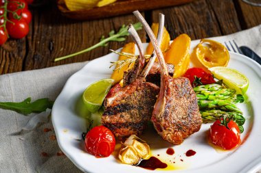 Yeşil kuşkonmaz ve limonla marine edilmiş kuzu pirzolası.