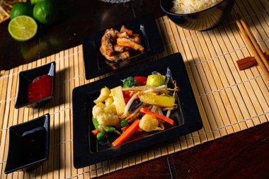 Tavadan kızarmış sebze ve bol yağda kızartılmış et.