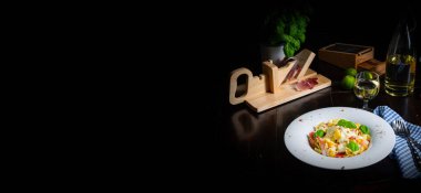 Gorgonzola soslu ve jambonlu Tagliatelle..