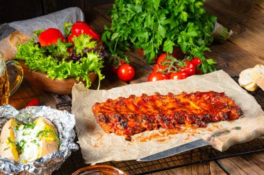 Baharatlı pirzola, fırında patates ve ekşi krema