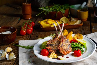 Yeşil kuşkonmaz ve limonla marine edilmiş kuzu pirzolası.