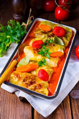 Domates soslu lahana sarmaları.