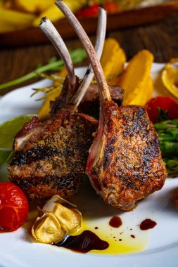 Yeşil kuşkonmaz ve limonla marine edilmiş kuzu pirzolası.