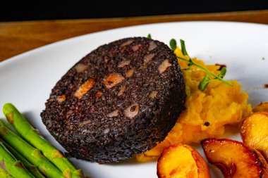 Yeşil kuşkonmaz ve kızarmış elmalı puding.