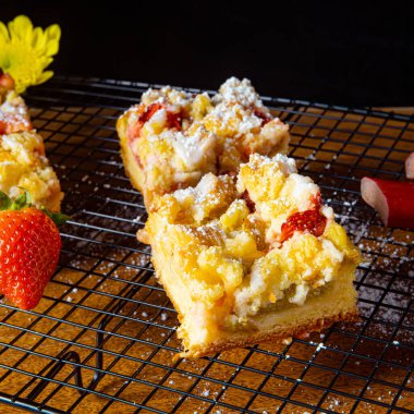 Çilekli raventli kek ve şekerleme.