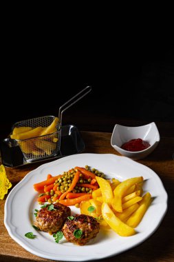 Patates kızartması ve sebzeli ev yapımı köfte.