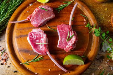 Çiğ Kuzu Pirzolası Tahta Kesme Tahtası