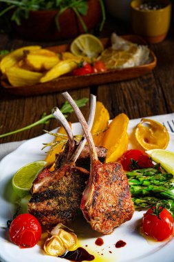 Yeşil kuşkonmaz ve limonla marine edilmiş kuzu pirzolası.