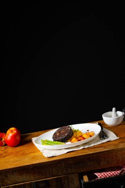 Yeşil kuşkonmaz ve kızarmış elmalı puding.