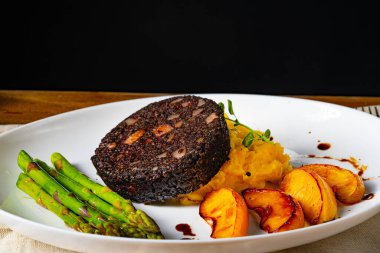 Yeşil kuşkonmaz ve kızarmış elmalı puding.