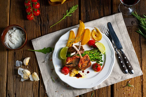 Yeşil Kuşkonmaz Limonla Marine Edilmiş Kuzu Pirzolası — Stok fotoğraf