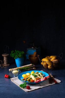 Kara orman jambonu, havuç ve Hollandaise soslu kuşkonmaz..