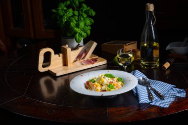 Gorgonzola soslu ve jambonlu Tagliatelle..