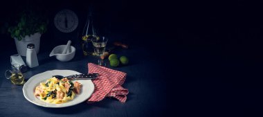 Somonlu Tagliatelle ve krema soslu ıspanak.