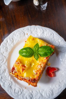 Bolonez ve beşamel soslu lezzetli lazanya.