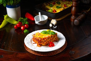 Bolonez ve beşamel soslu lezzetli lazanya.