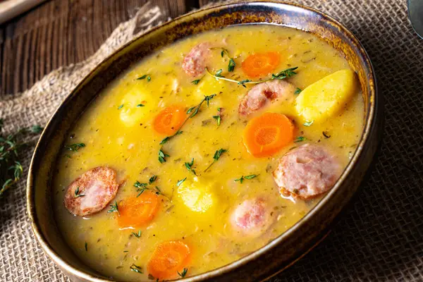 ソーセージと肉と古典的なエンドウ豆のスープ — ストック写真