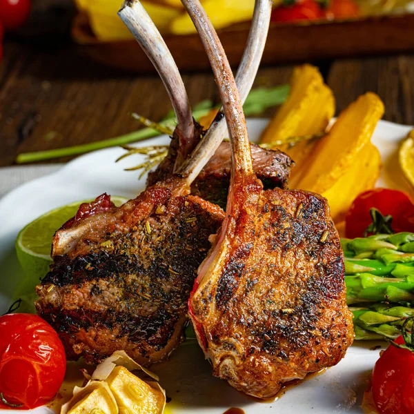 Yeşil kuşkonmaz ve limonla marine edilmiş kuzu pirzolası.