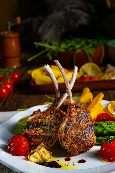 Yeşil Kuşkonmaz Limonla Marine Edilmiş Kuzu Pirzolası — Stok fotoğraf