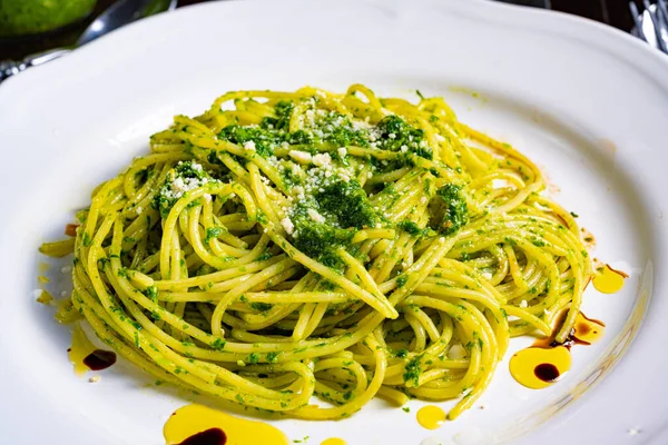 Pasta Met Wilde Knoflook Pesto Pijnboompitten — Stockfoto