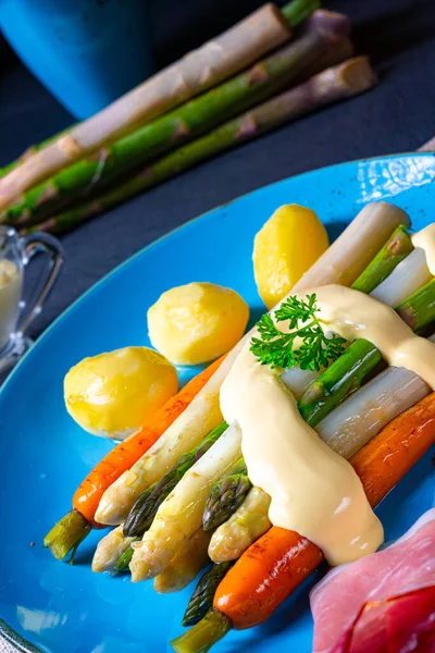 Spargel Mit Schwarzwälder Schinken Karotten Und Sauce Hollandaise — Stockfoto