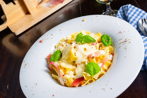 Tagliatelle Met Gorgonzola Masarpone Saus Ham — Stockfoto