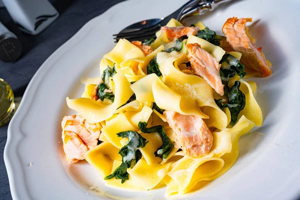 Tagliatelle Met Zalm Spinazie Een Roomsaus — Stockfoto