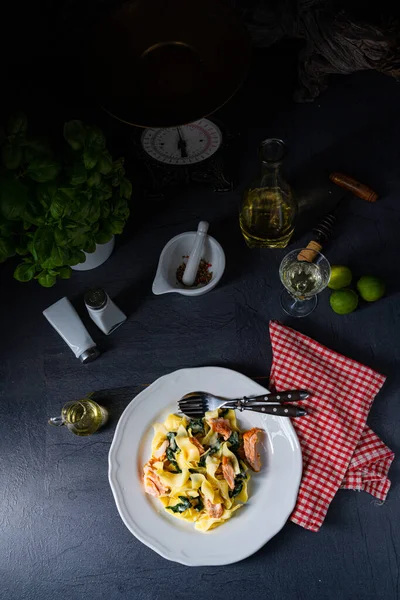 Tagliatelle Met Zalm Spinazie Een Roomsaus — Stockfoto