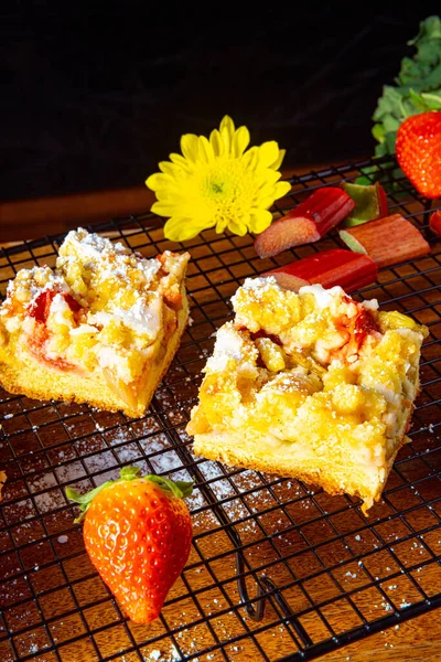 Aardbei Rabarber Cake Met Hagelslag — Stockfoto