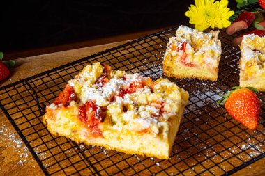 Çilekli raventli kek ve şekerleme.