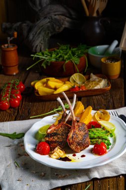 Yeşil kuşkonmaz ve limonla marine edilmiş kuzu pirzolası.