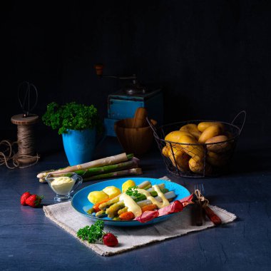 Kara orman jambonu, havuç ve Hollandaise soslu kuşkonmaz..