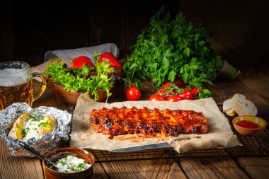 Baharatlı pirzola, fırında patates ve ekşi krema