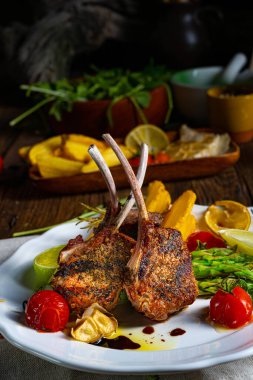 Yeşil kuşkonmaz ve limonla marine edilmiş kuzu pirzolası.