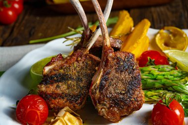 Yeşil kuşkonmaz ve limonla marine edilmiş kuzu pirzolası.