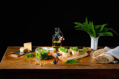 Çam fıstıklı sarımsaklı pesto.