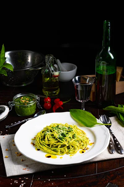 Pasta Met Wilde Knoflook Pesto Pijnboompitten — Stockfoto