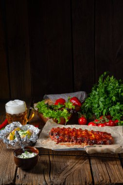 Baharatlı pirzola, fırında patates ve ekşi krema