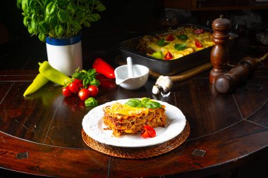 Bolonez ve beşamel soslu lezzetli lazanya.