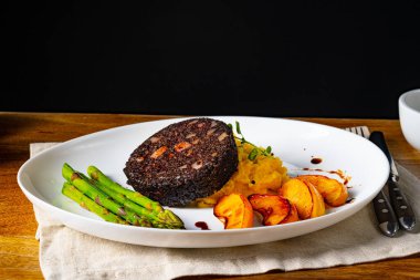 Yeşil kuşkonmaz ve kızarmış elmalı puding.