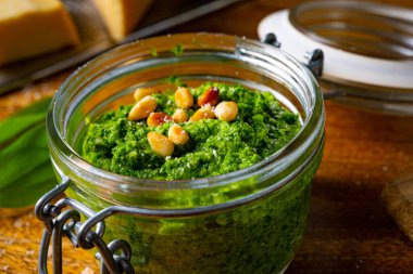 Çam fıstıklı sarımsaklı pesto.