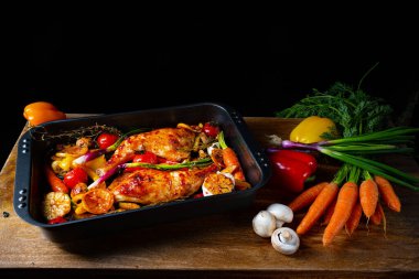 Çeşitli sebzelerle kızarmış tavuk bacağı.